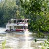 Ein Rundfahrtsschiff fährt flußaufwärts am Wiener Donaukanal
