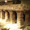Die alten Römer beheizten die Fußböden und die Wände ihrer Häser mit einer sogennanten Hypokaustheizung.
Im Römermuseum Wien ist eine aufgebaut.