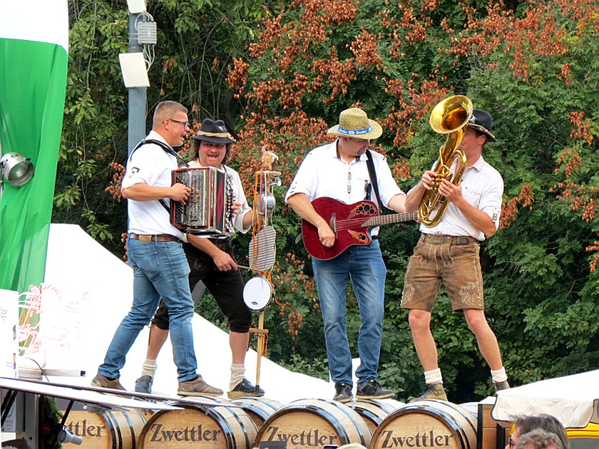 Vier-Mann-Band auf Bierwagen bei waldviertelpur am Wiener Rathausplatz ...