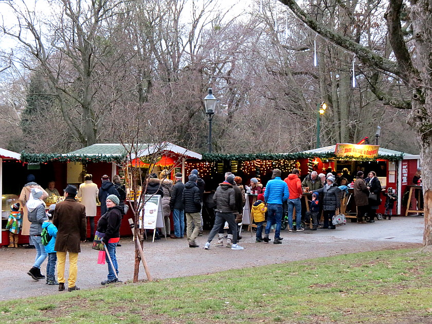 Marktstände beim Weihnachtsmarkt im Türkenschanzpark ...