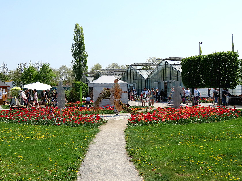 Blumenbeet und Glashäuser in den Blumengärten Hirschstetten in Wien ...