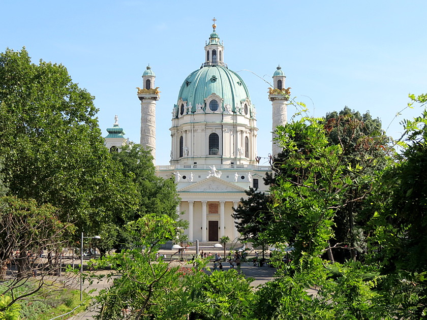 Die Karlskirche in Wien ...