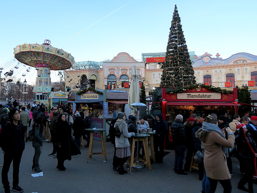 Weihnachtsbaum, Marktstände und Kettenkarussell beim Wintermarkt im Prater Wien ...