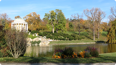 Schlosspark Eisenstadt: Leopoldinenteich und Leopodinentempel im Herbst ...