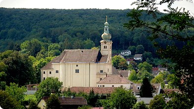 Römisch-katholische Pfarrkirche von Lockenhaus vom Hügel mit dem Kalvarienberg gesehen ...