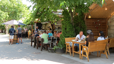 Besucher und -innen in der Purbacher Kellergasse ...