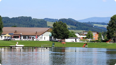 Badesee Neustift an der Lafnitz im Frühsommer ...