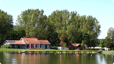 Badesee Burg mit Restaurant am Ende des Sommers ...