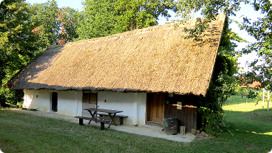 Strohgedeckter Weinkeller in Heiligenbrunn im Südburgenland ...