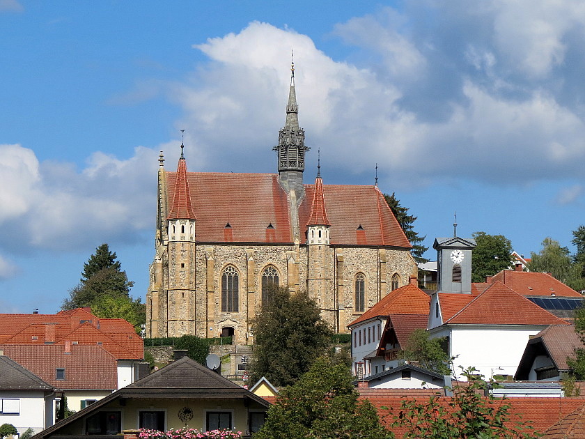 Seitenansicht der gotischen Kirche Mariasdorf im Südburgenland ...