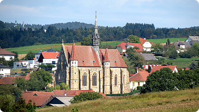 Die Pfarrkirche Mariasdorf an einem sonnigen Tag ...