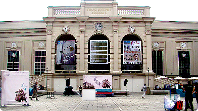 Portal des Museumsquartier Wien, ehemals Hofstallungen des Kaiserhauses