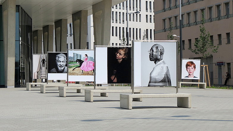 Die Ausstellung 'Menschenbilder 2019' vor dem Haus der Wiener Wirtschaft beim Praterstern ...