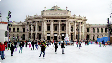Eislaufen am Wiener Rathausplatz, im Hintergrund das Burgtheater ...