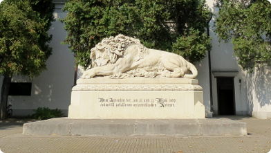 Der Löwe von Aspern vor dem Sondermuseum Aspern-Essling 1809 ...