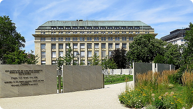 Der Ostarrichpark in Wien mit Shoah-Namensmauerngedenkstätte, im Hintergrund die Österreichische Nationalbank ...