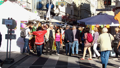 Der Flohmarkt in der Wiener Neubaugasse von der Mariahilfer Straße gesehen ...