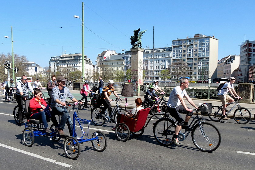 Radparade vor der Salztorbrücke in Wien ...