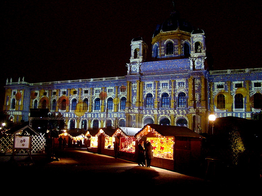 Das Weihnachtsdorf am Maria-Theresien-Platz vor dem nächtlich beleuteten Naturhistorischen Museum in Wien ...