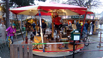 Karussell der Fundgegenstände am Bio-Adventmarkt am Karlsplatz ...