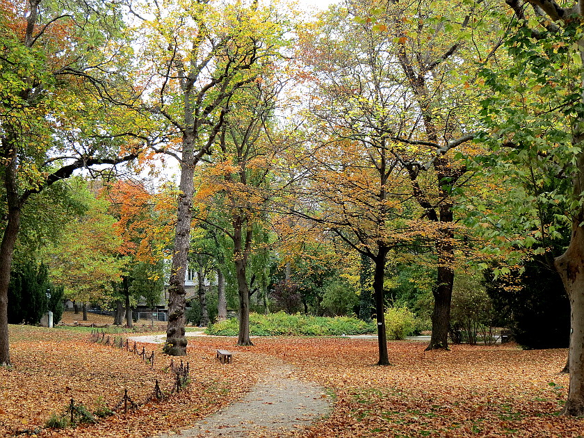 Der Liechtensteinpark in Wien im Herbst ...
