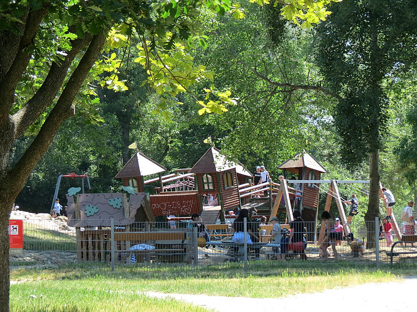 Spielplatz mit Kindern im Johann-Benda-Park Wien ...