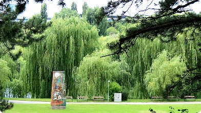 Keramikstele von Helmut Leherb im Volkspark Laaerberg in Wien ...