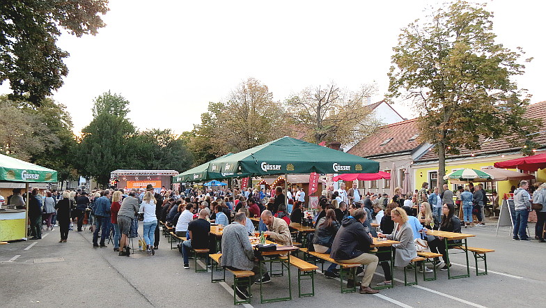 Wien: Hauptbühne und Festplatz bei den Stammersorfer Weintagen ...