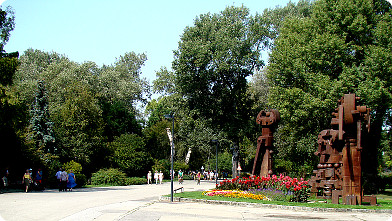 Donaupark Wien: Spaziergänger vor der Eisenskulptur 'Das Goldene Kalb - Die Technik als Apokalypse' von Karl Anton Wolf ...