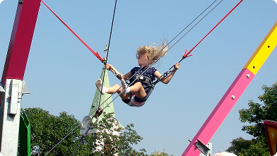 Mädchen am Bungee-Trampolin