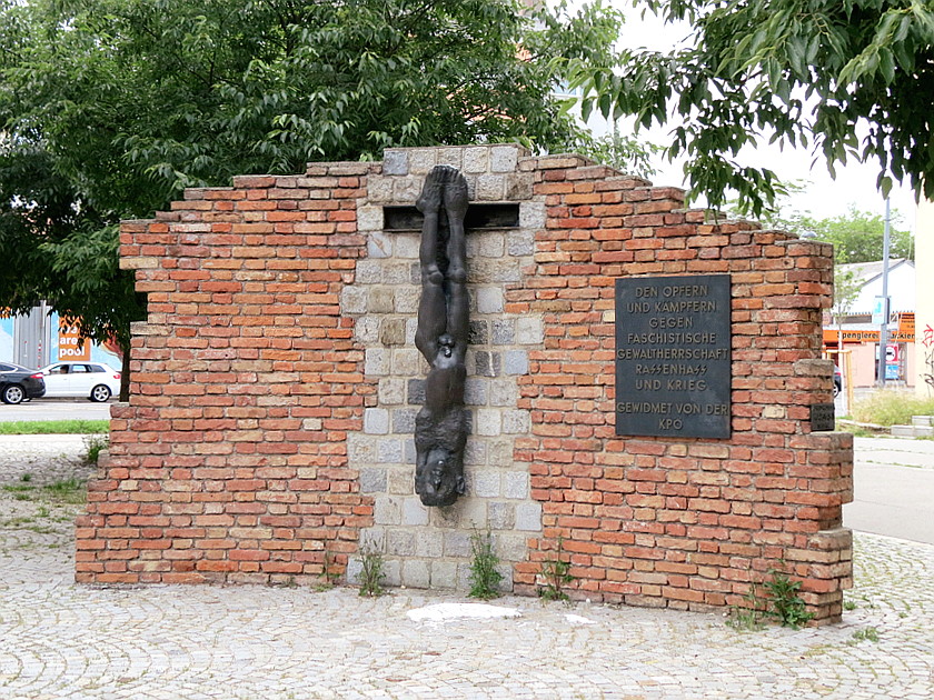 Kunstwerk und Denkmal von Alfred Hrdlicka am Höchstädtplatz Wien: Marsyas II …