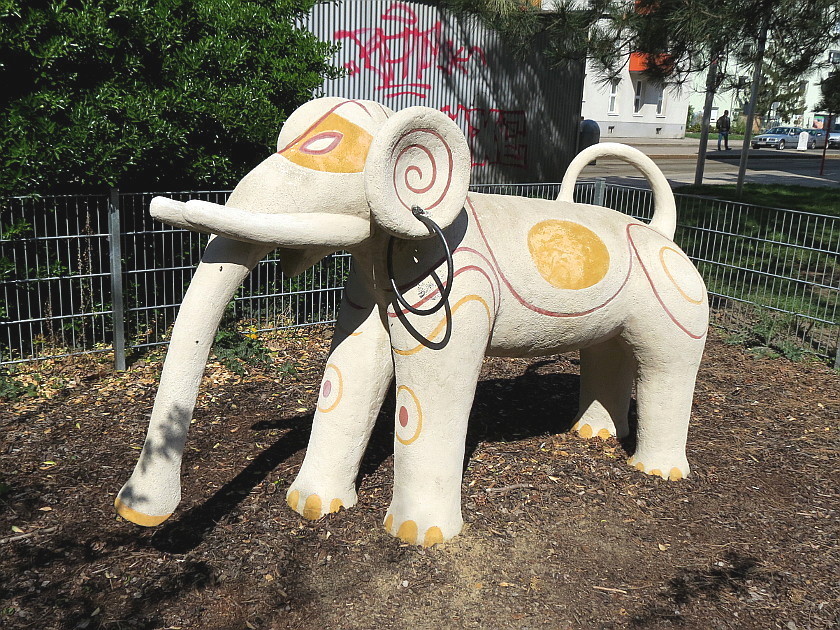 Kunststeinskulptur 'Elefant' von Rudolf Kedl ...