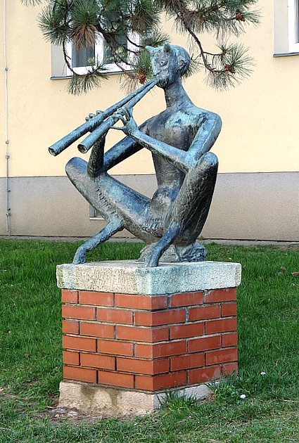 Bronzeskulptur im öffentlichen Raum: 'Musizierender Faun' (Pan) von Hannes Haslecker ...
