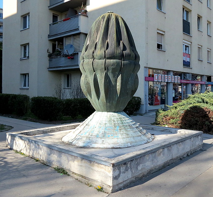 'Wir und das Ei', der 'Wagramer Brunnen' von Wander Bertoni in Wien, Wagramer Straße ...