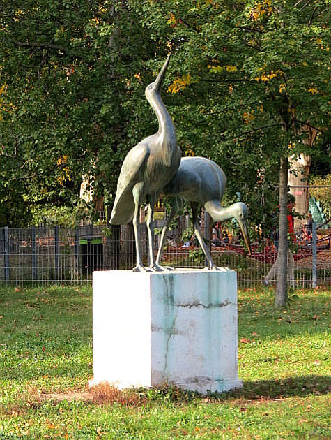 'Storchenpaar' von Anton Endstorfer im Floridsdorfer Wasserpark ...