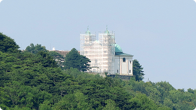 Die Kirche am Leopoldsberg in Wien ist eingerüstet