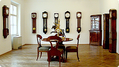 Das Foto zeigt Bodenstanduhren und Pendeluhren im Uhrenmuseum Wien