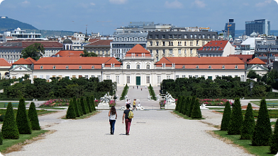 Blick vom oberen Belvedere durch den Belvedergarten auf das untere Palais ...