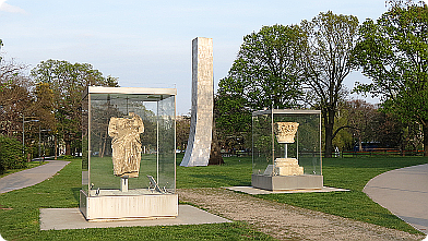 Schweizergarten in Wien, Staatsgründungsdenkmal, Fassadenteile alter Südbahnhof ...