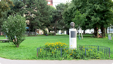 Bruno Kreisky Denkmal am Rande des nach ihm benannten Parks ...
