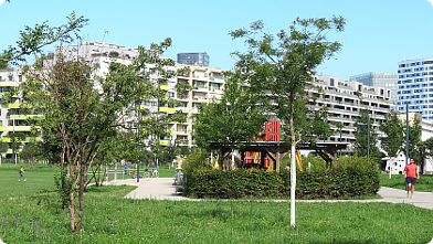 Frühlingswiese im Helmut Zilk Park in Wien ...