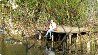 Blauer Teich im Laaer Wald Wien: Mädchen auf Bootssteeg im Frühling ...