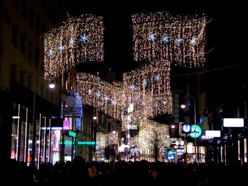 Weihnachtsbeleuchtung in der Kärntner Straße in Wien ...