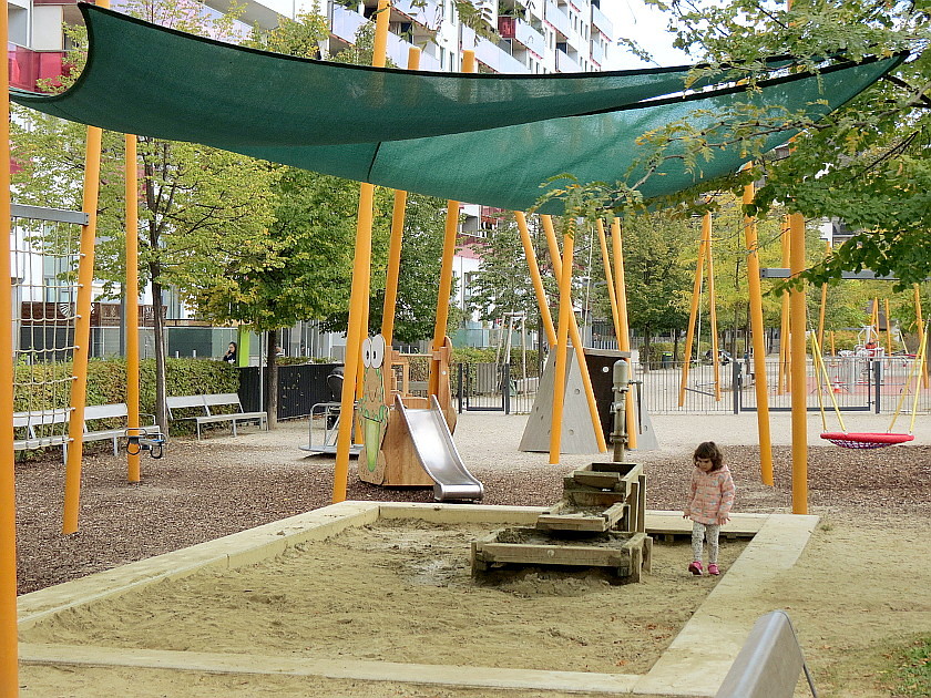Kinderspielplatz im Rudolf Bednar Park in Wien ...