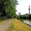 Spittelauer Brücke und das Hundertwasser-Fernheizkraftwerk Spittelau flußabwärts vom linken Donaukanalufer gesehen