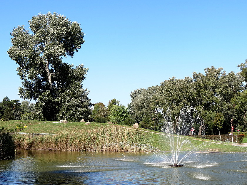 Springbrunnen im Irissee im Donaupark Wien ...