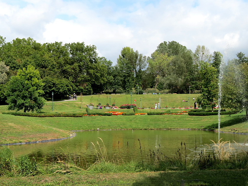 Teich mit Springbrunnen im Kurgarten des Kurparks Oberlaa ...