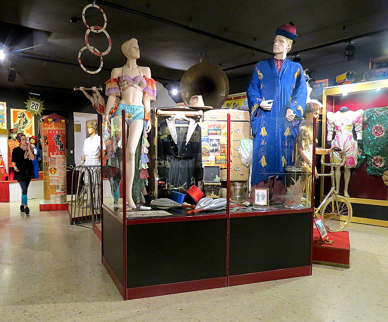 Kostüme und Requisiten im Circus- & Clownmuseum Wien ...