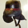 Kopfschutz der Feuerwehr Berlin: eine lederne Berliner Kappe in der Helmsammlung im Feeurwehrmuseum Wien
