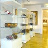 Im Feuerwehrmuseum Wien sind verschiedene Atemschutzgeräte und Druckluftbehälter aus mehreren Epochen ausgestellt.
Ein Blick in den Schauraum